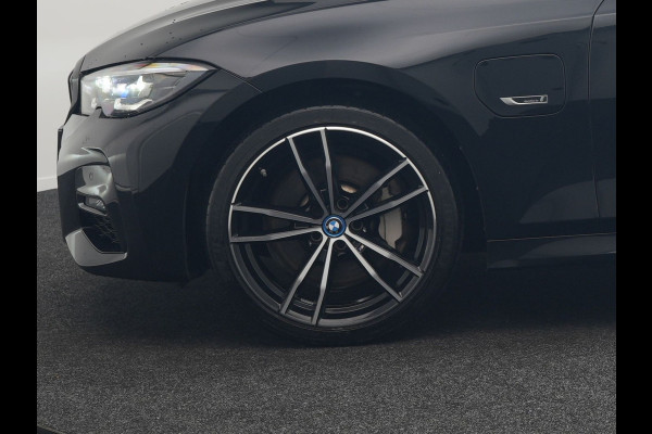 BMW 3-serie 330e M Sport Plug In Hybrid 293pk Dealer O.H. PHEV | Adaptief Onderstel | Sfeerverlichting | Alcantara Sportstoelen Verwarmd | Virtual | Apple Carplay | Navigatie | DAB | 19"L.M |