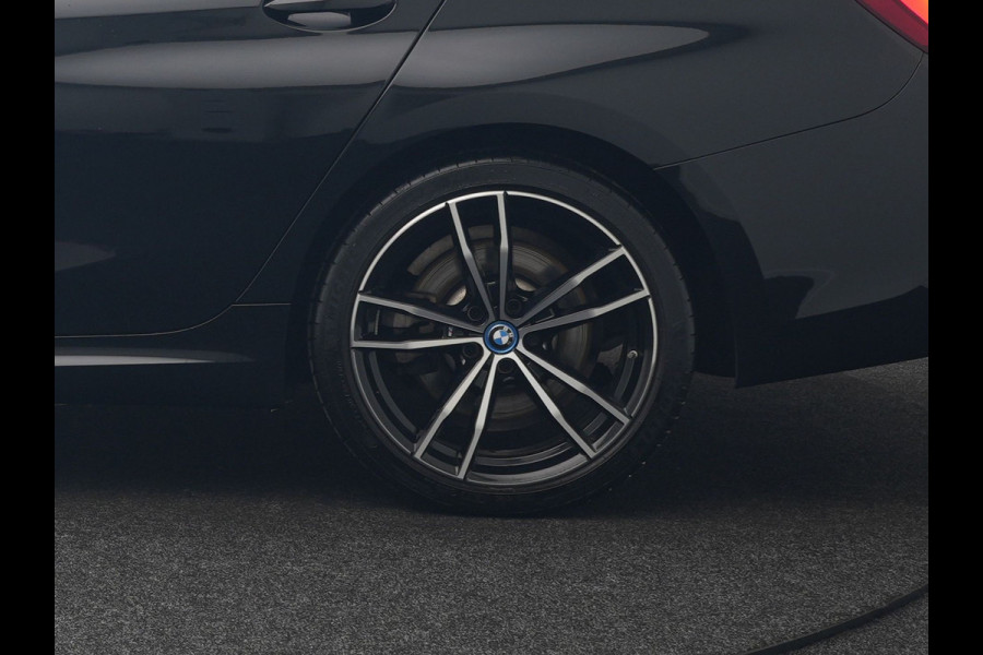 BMW 3-serie 330e M Sport Plug In Hybrid 293pk Dealer O.H. PHEV | Adaptief Onderstel | Sfeerverlichting | Alcantara Sportstoelen Verwarmd | Virtual | Apple Carplay | Navigatie | DAB | 19"L.M |