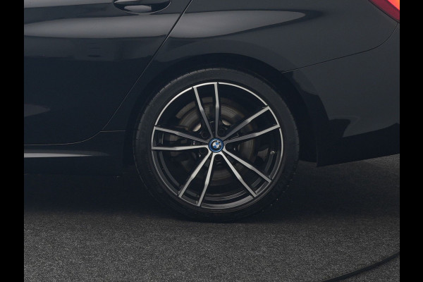 BMW 3-serie 330e M Sport Plug In Hybrid 293pk Dealer O.H. PHEV | Adaptief Onderstel | Sfeerverlichting | Alcantara Sportstoelen Verwarmd | Virtual | Apple Carplay | Navigatie | DAB | 19"L.M |