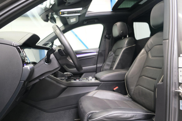 Volkswagen Touareg R-Line 3.0L V6 286pk > GRIJSKENTEKEN < Airco, Cruise, Navi, PDC, Luchtvering, Camera, Schuifdak, Trekhaak.