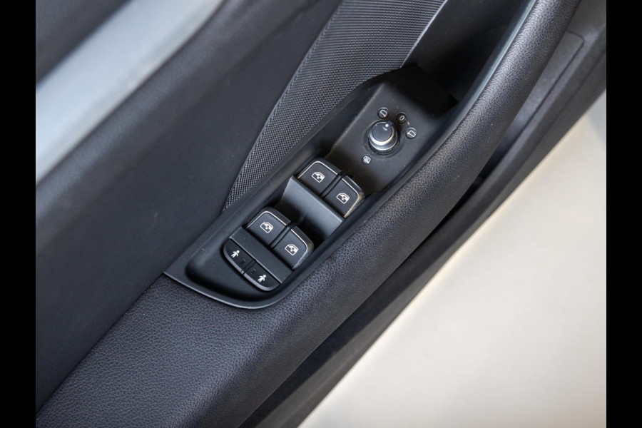 Audi A3 Sportback 35 TFSI CoD 2x S-Line / 150pk / Automatische klimaatregeling / Stoelverwarming / Afgevlakt stuurwiel /