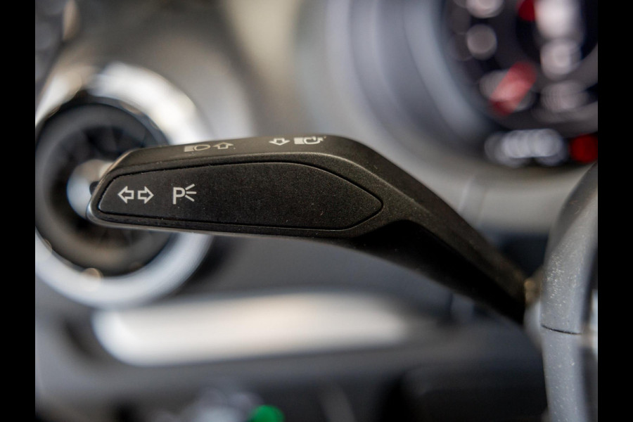 Audi A3 Sportback 35 TFSI CoD 2x S-Line / 150pk / Automatische klimaatregeling / Stoelverwarming / Afgevlakt stuurwiel /