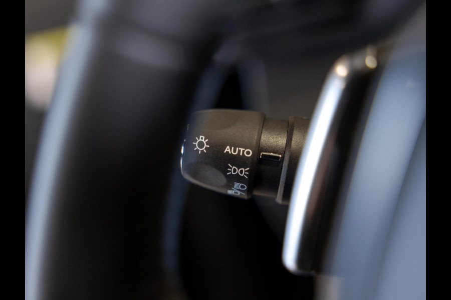 Peugeot 2008 1.2 Hybrid 136 Allure / 136pk / Dodehoek herkenning / Apple CarPlay / Adaptieve Cruise control