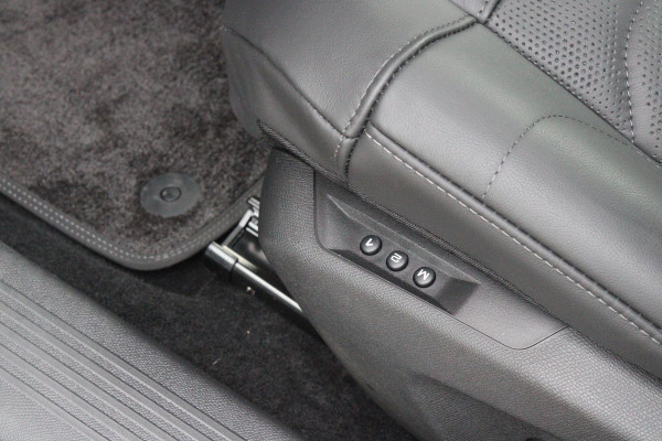 Citroën C5 X 1.6 Plug-in Hybrid 225PK MAX | PANORAMISCH SCHUIF / KANTELDAK | ELEKTRISCHE VOORSTOELEN MET GEHEUGEN | VOORSTOEL VENTILATIE | VOORSTOEL VERWARMING | VOORSTOELEN MET MASSAGE FUNCTIE | LEDEREN BEKLEDING | STUUR VERWARMING | DRAADLOOS APPLE CARPLAY / ANDROID AUTO | 360° CAMERA | KEYLESS ENTRY / START | 19"LICHTMETALEN VELGEN | ELEKTRISCH BEDIENBARE ACHTERKLEP MET HANDSFREE FUNCTIE | HEADUP DISPLAY | NAVIGATIE | ADAPTIVE CRUISE CONTROL |