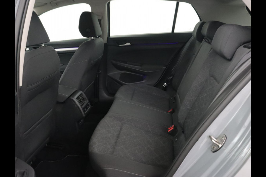 Volkswagen Golf 1.0 eTSI Life | Camera | Carplay | Navigatie | Sfeerverlichting | Parkeerhulp | Adaptive cruise | Digital Cockpit | Climate control | Bluetooth | Full LED