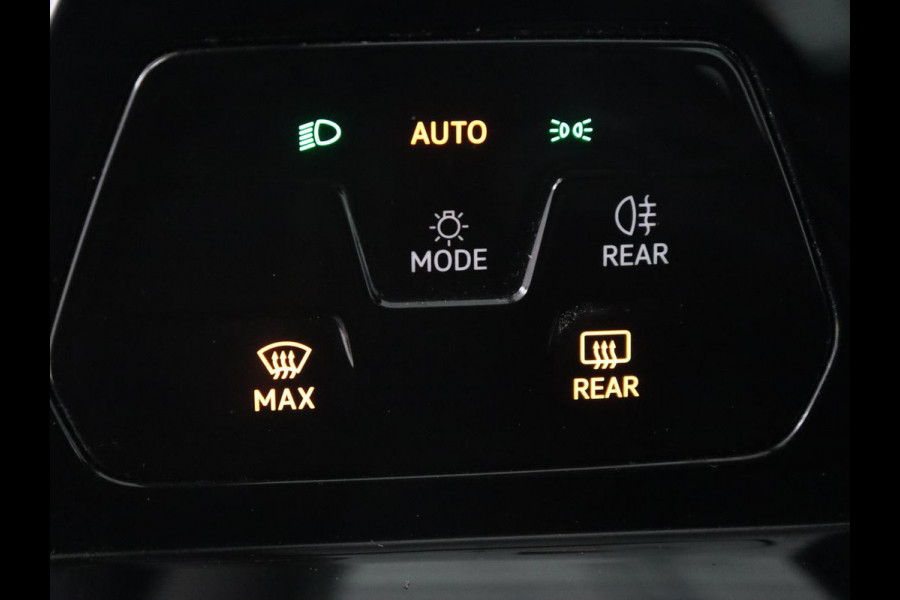 Volkswagen Golf 1.0 eTSI Life | Camera | Carplay | Navigatie | Sfeerverlichting | Parkeerhulp | Adaptive cruise | Digital Cockpit | Climate control | Bluetooth | Full LED