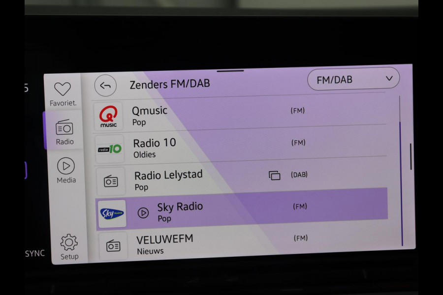 Volkswagen Golf 1.0 eTSI Life | Camera | Carplay | Navigatie | Sfeerverlichting | Parkeerhulp | Adaptive cruise | Digital Cockpit | Climate control | Bluetooth | Full LED