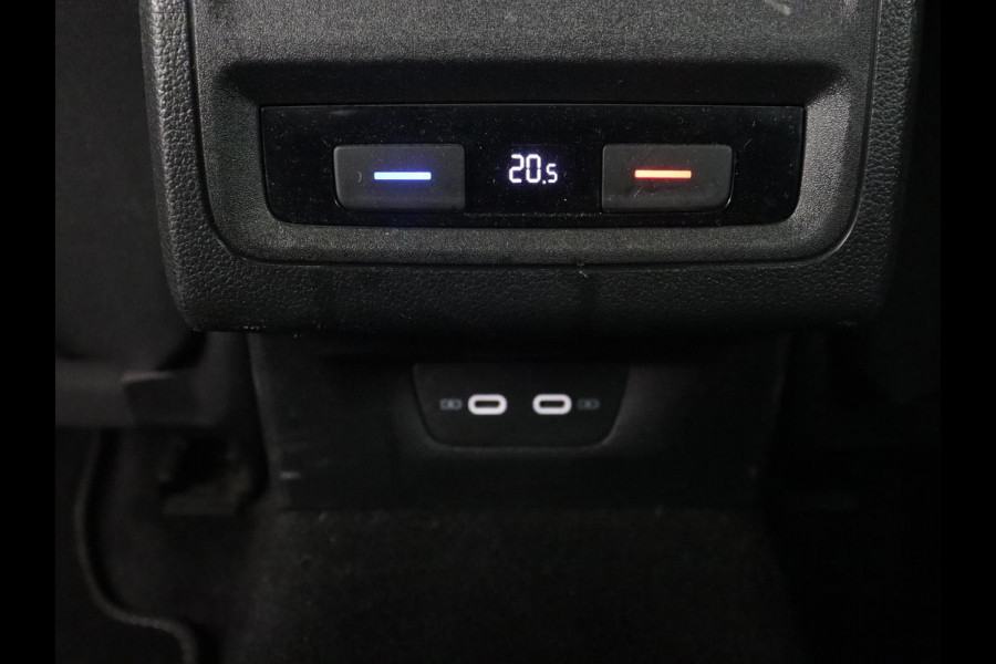 Volkswagen Golf 1.0 eTSI Life | Camera | Carplay | Navigatie | Sfeerverlichting | Parkeerhulp | Adaptive cruise | Digital Cockpit | Climate control | Bluetooth | Full LED