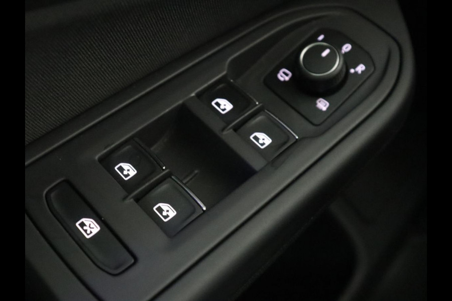 Volkswagen Golf 1.0 eTSI Life | Camera | Carplay | Navigatie | Sfeerverlichting | Parkeerhulp | Adaptive cruise | Digital Cockpit | Climate control | Bluetooth | Full LED