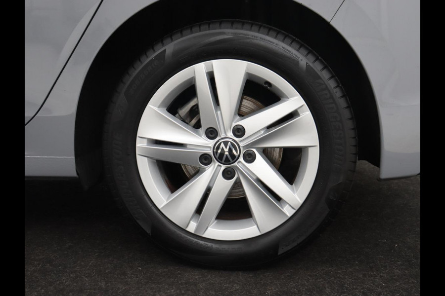 Volkswagen Golf 1.0 eTSI Life | Camera | Carplay | Navigatie | Sfeerverlichting | Parkeerhulp | Adaptive cruise | Digital Cockpit | Climate control | Bluetooth | Full LED