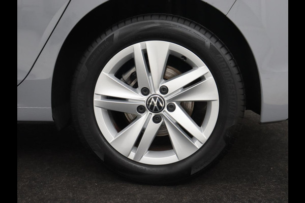 Volkswagen Golf 1.0 eTSI Life | Camera | Carplay | Navigatie | Sfeerverlichting | Parkeerhulp | Adaptive cruise | Digital Cockpit | Climate control | Bluetooth | Full LED