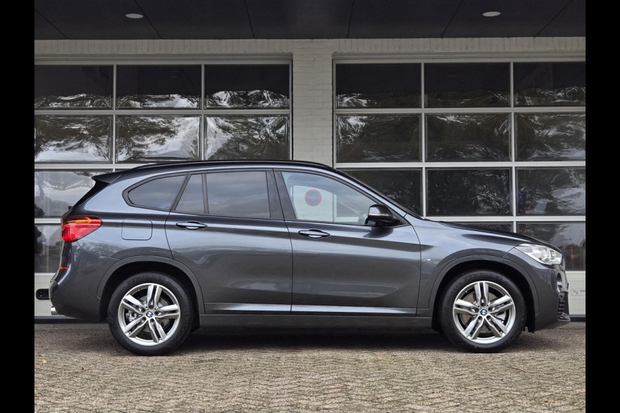 BMW X1 sDrive20i M SPORT | LEDER | TREKHAAK | NAVIGATIE | STOEL- STUURWIELVERWARMING | ELEKTR. KOFFERKLEP |