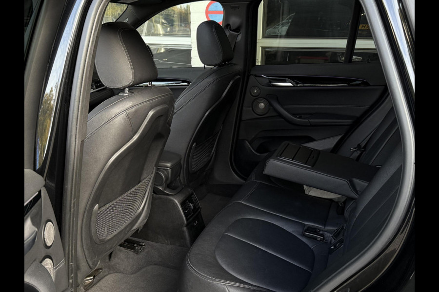 BMW X1 xDrive25e M SPORT | PANORAMA | ELEKTR. STOELEN | HARMAN KARDON | LEDER | 19 INCH LM VELGEN | TREKHAAK |