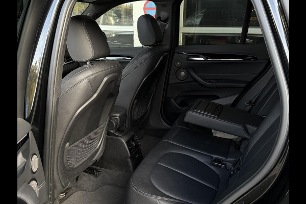 BMW X1 xDrive25e M SPORT | PANORAMA | ELEKTR. STOELEN | HARMAN KARDON | LEDER | 19 INCH LM VELGEN | TREKHAAK |