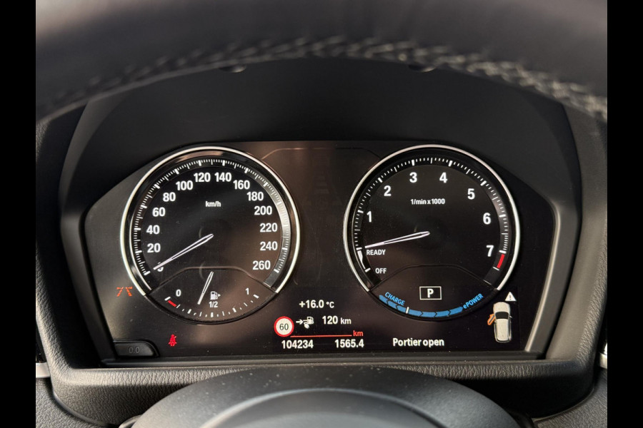 BMW X1 xDrive25e M SPORT | PANORAMA | ELEKTR. STOELEN | HARMAN KARDON | LEDER | 19 INCH LM VELGEN | TREKHAAK |