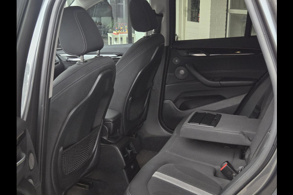 BMW X1 sDrive20i SPORTLINE | HARMAN KARDON | SPORTSTOELEN | TREKHAAK | STOELVERWARMING |