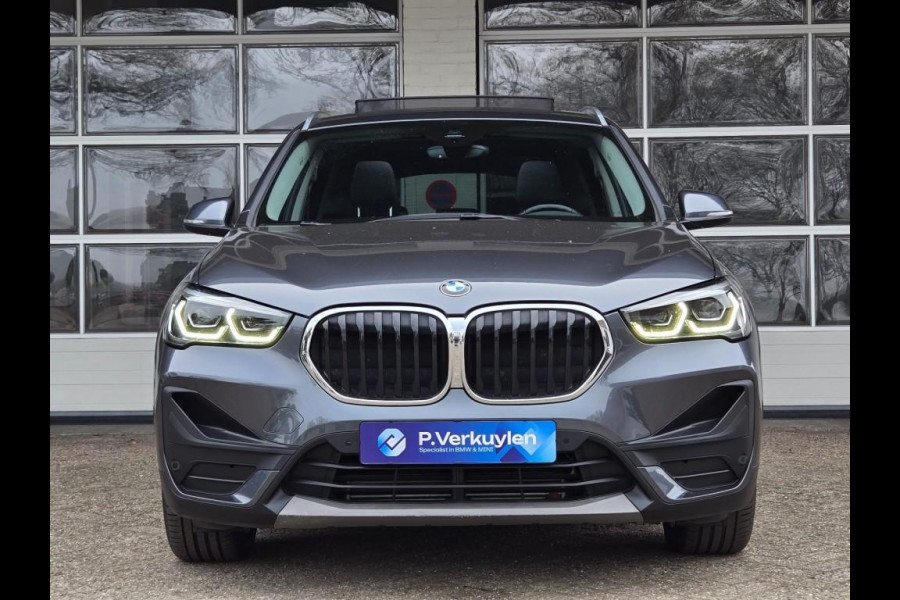 BMW X1 XDRIVE25E SPORT LINE | SPORTSTOELEN | PANORAMA | CAMERA | KEYLESS |