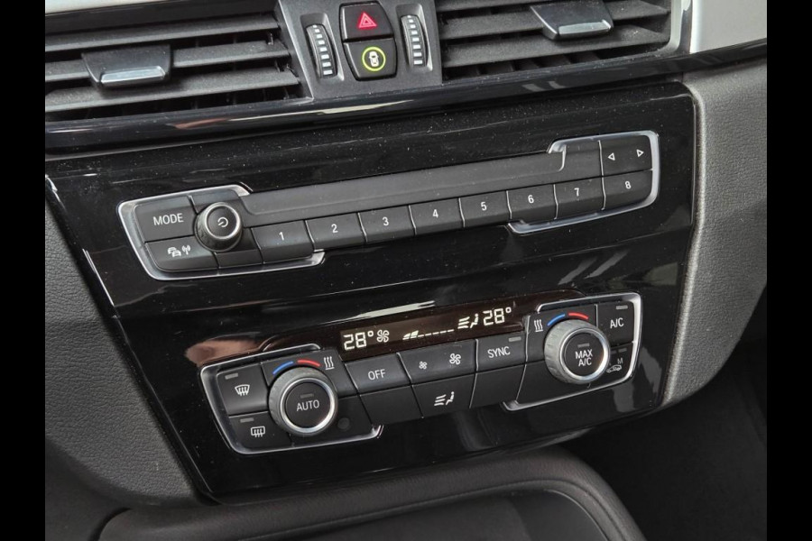 BMW X1 XDRIVE25E SPORT LINE | SPORTSTOELEN | PANORAMA | CAMERA | KEYLESS |
