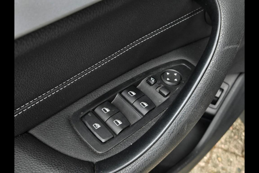 BMW X1 XDRIVE25E SPORT LINE | SPORTSTOELEN | PANORAMA | CAMERA | KEYLESS |