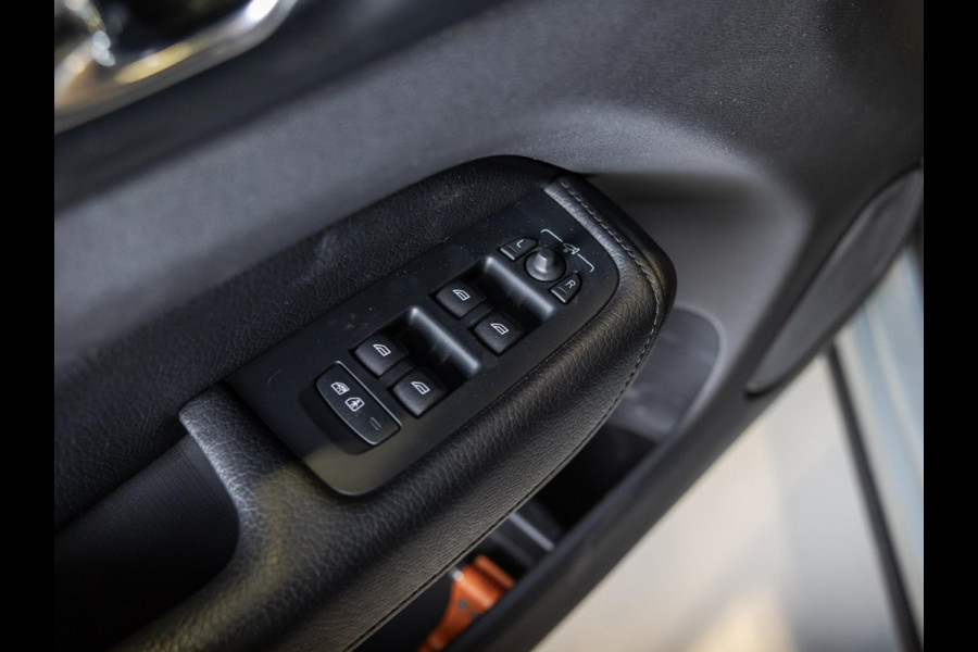 Volvo XC60 2.0 T8 Twin Engine AWD Inscription / 407pk / ERAD vervangen / Trekhaak / Panorama dak / Stoelverwarming /