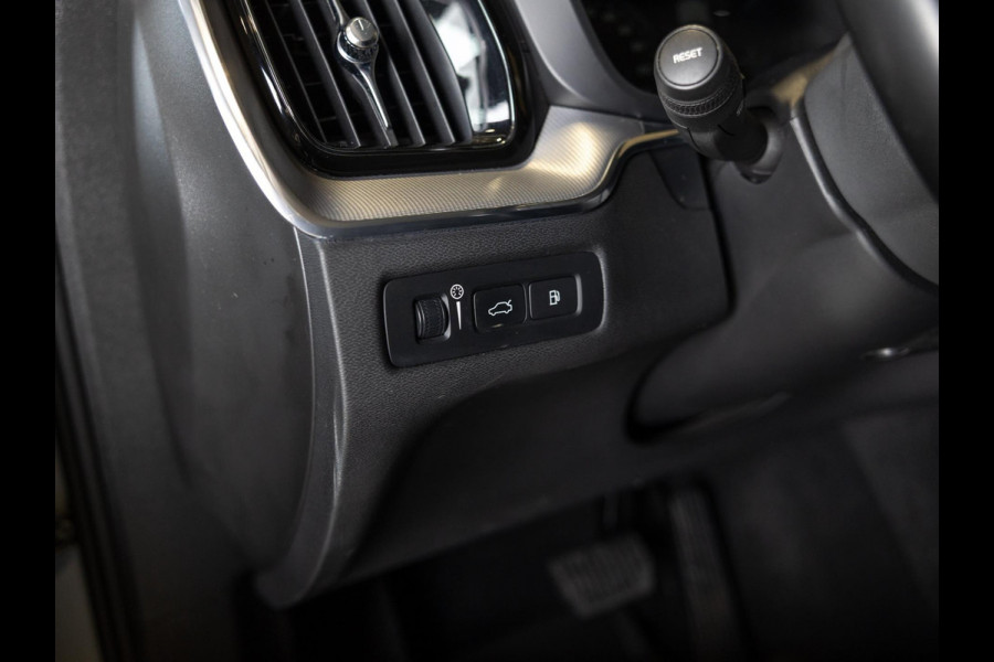 Volvo XC60 2.0 T8 Twin Engine AWD Inscription / 407pk / ERAD vervangen / Trekhaak / Panorama dak / Stoelverwarming /