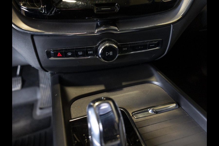 Volvo XC60 2.0 T8 Twin Engine AWD Inscription / 407pk / ERAD vervangen / Trekhaak / Panorama dak / Stoelverwarming /