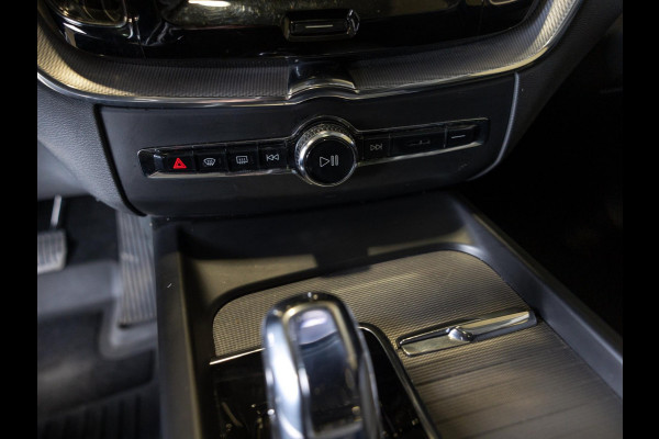 Volvo XC60 2.0 T8 Twin Engine AWD Inscription / 407pk / ERAD vervangen / Trekhaak / Panorama dak / Stoelverwarming /