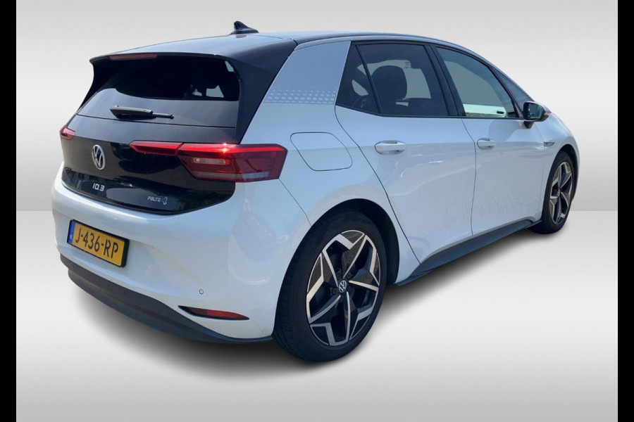 Volkswagen ID.3 First Plus 58 kWh / SOH 91,6% / Trekhaak / Camera / Keyless / Matrix LED / Interieurvoorverwarming / 19'' / DAB / 19'' / Navigatie / ACC