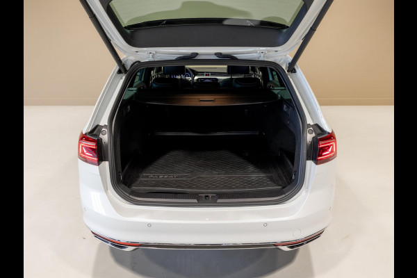 Volkswagen Passat Variant 1.5 TSI R-Line Business + / 150pk / Panorama dak / Achteruitrij camera / Stoelverwarming /