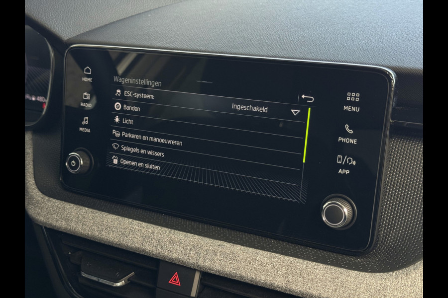 Škoda Kamiq TSI SELECTION 2025 CAMERA STOEL/STUUR ADAP.CRUISE VERW. CARPLAY NAVI VIR.COCKPIT LMV LED Top Auto's Wijchen, altijd 170 Nieuwe en bijna nieuwe Auto's met : Benzine /  PHEV / Plug in hybrid / Hybrid / Mild hybrid / Meerdere uitvoeringen leverbaar , Ambition , Business , Monte Carl