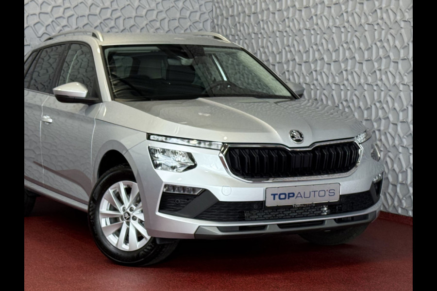 Škoda Kamiq TSI SELECTION 2025 CAMERA STOEL/STUUR ADAP.CRUISE VERW. CARPLAY NAVI VIR.COCKPIT LMV LED Top Auto's Wijchen, altijd 170 Nieuwe en bijna nieuwe Auto's met : Benzine /  PHEV / Plug in hybrid / Hybrid / Mild hybrid / Meerdere uitvoeringen leverbaar , Ambition , Business , Monte Carl
