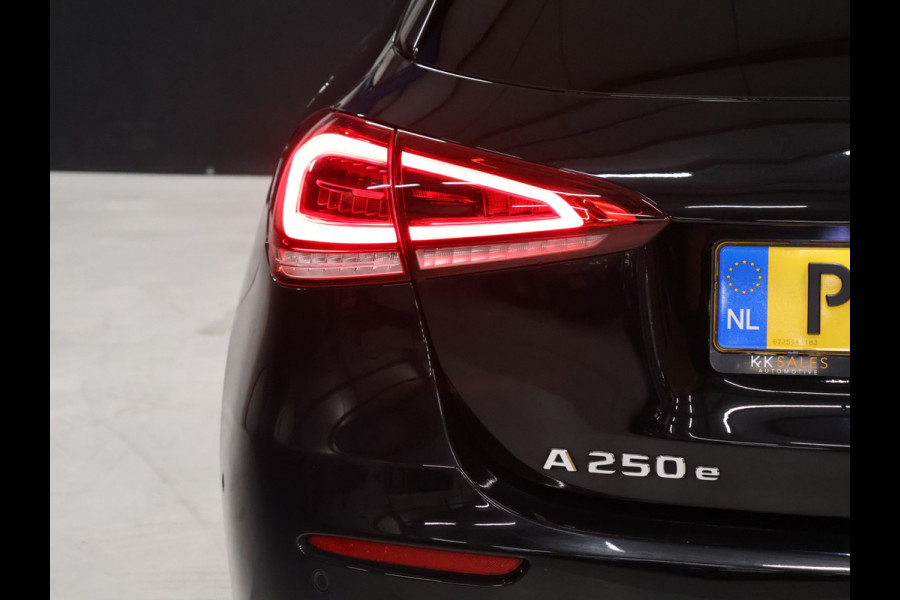 Mercedes-Benz A-Klasse 250 e Sport Luxury Limited [TREKHAAK, APPLE CARPLAY, CRUISE CONTROL, ACHTERUITRIJCAMERA, PDC V+A, STOELVERWARMING, AUTOMATSICHE AIRCO, NIEUWSTAAT]