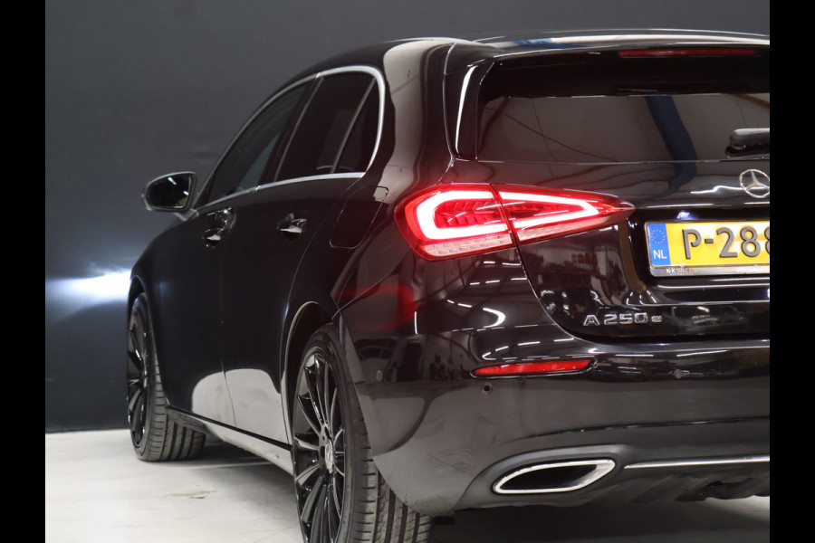 Mercedes-Benz A-Klasse 250 e Sport Luxury Limited [TREKHAAK, APPLE CARPLAY, CRUISE CONTROL, ACHTERUITRIJCAMERA, PDC V+A, STOELVERWARMING, AUTOMATSICHE AIRCO, NIEUWSTAAT]