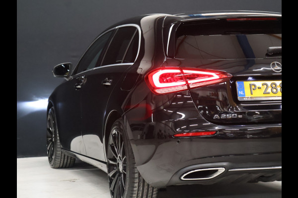 Mercedes-Benz A-Klasse 250 e Sport Luxury Limited [TREKHAAK, APPLE CARPLAY, CRUISE CONTROL, ACHTERUITRIJCAMERA, PDC V+A, STOELVERWARMING, AUTOMATSICHE AIRCO, NIEUWSTAAT]