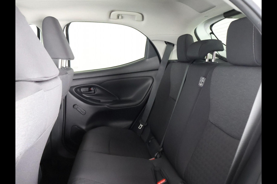 Toyota Yaris 1.5 HYBRIDE GARANTIE TOT 2033* BLACK & WHITE BIJNA 2023. CLOUD NAVI.CLIMA.CRUISE