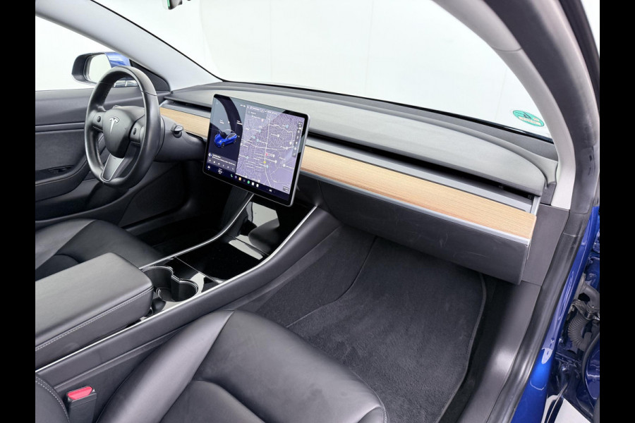 Tesla Model 3 Long Range AWD 75 kWh SOH 88% VAN: €22.900,- VOOR: €20.899,- UW EINDEJAARSVOORDEEL: €2.001,- |AFNEEMBARE TREKHAAK | 750KG TREKGEWICHT | ORIGNEEL NL AUTO | RIJKLAAR MET 12 MND BOVAG GARANTIE |