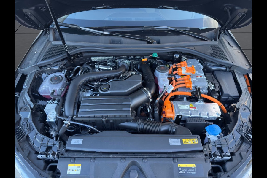 Audi A3 Sportback 45 TFSI e S-LINE (200kW/272pk) ** LED, VIRTUAL, PANORAMA, ELECTR. BED. ST, PRIVACY, 18-inch ** UNFALLFREI - € 14.300,= onder NP ** ** INFORMEER OOK NAAR ONZE AANTREKKELIJKE FINANCIAL-LEASE TARIEVEN **