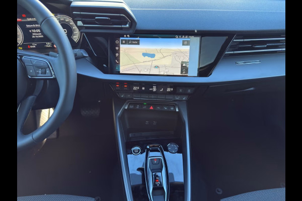 Audi A3 Sportback 45 TFSI e S-LINE (200kW/272pk) ** LED, VIRTUAL, PANORAMA, ELECTR. BED. ST, PRIVACY, 18-inch ** UNFALLFREI - € 14.300,= onder NP ** ** INFORMEER OOK NAAR ONZE AANTREKKELIJKE FINANCIAL-LEASE TARIEVEN **