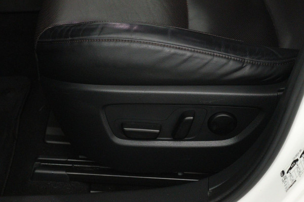 Mazda CX-30 2.0 e-SkyActiv-X M Hybrid Luxury (STOEL/STUUR VERWARMING, TREKHAAK, ELEKTR STOELEN, ACHTERUITRIJCAMERA)