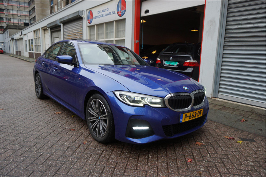 BMW 3-serie 330i Business Edition Plus M-SPORT | BTW | NL AUTO | LASER | LEER | PANORAMADAK | Sfeer | BMW Dealer onderhouden | Topstaat |