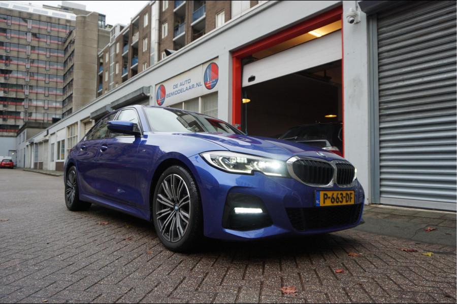 BMW 3-serie 330i Business Edition Plus M-SPORT | BTW | NL AUTO | LASER | LEER | PANORAMADAK | Sfeer | BMW Dealer onderhouden | Topstaat |