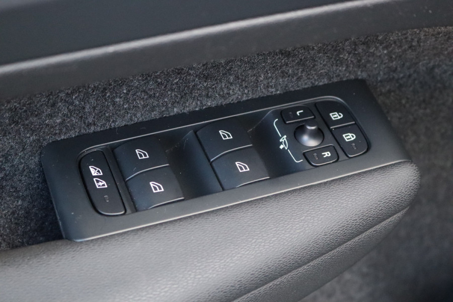 Volvo C40 Recharge Core 69 kWh 232PK Winterpack/Camera/Panoramadak/Cruise-Control