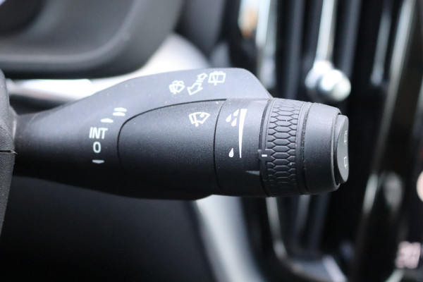 Volvo XC60 2.0 T8 Twin Engine AWD Momentum Pro Open-dak/Trekhaak/Camera/Leder/Carplay-android