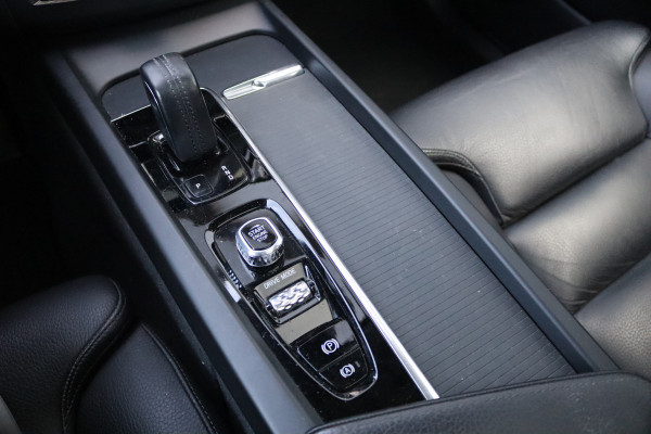 Volvo XC60 2.0 T8 Twin Engine AWD Momentum Pro Open-dak/Trekhaak/Camera/Leder/Carplay-android