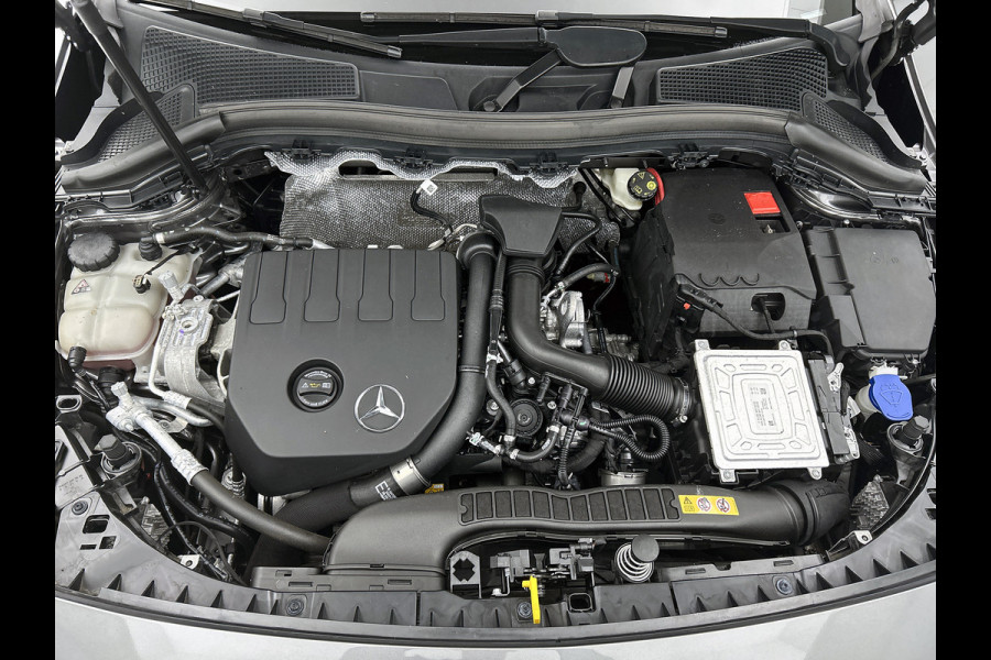 Mercedes-Benz B-Klasse 180 Business Solution AMG Panoramadak | Lichtmetalen velgen | MBUX  wide screen | navigatie | Parking support | Sfeerverlichting | Inclusief 24 maanden MB Certified garantie voor Europa.