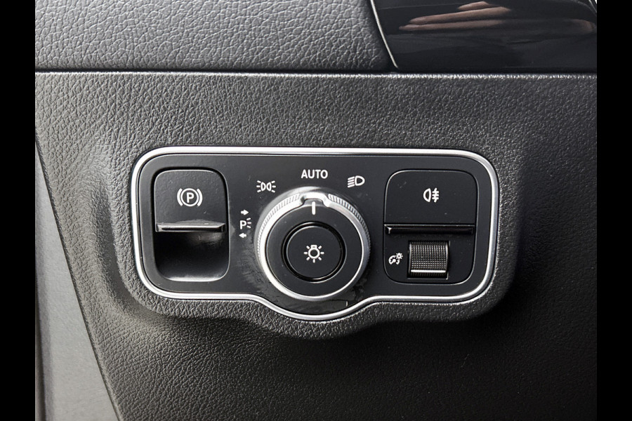 Mercedes-Benz B-Klasse 180 Business Solution AMG Panoramadak | Lichtmetalen velgen | MBUX  wide screen | navigatie | Parking support | Sfeerverlichting | Inclusief 24 maanden MB Certified garantie voor Europa.