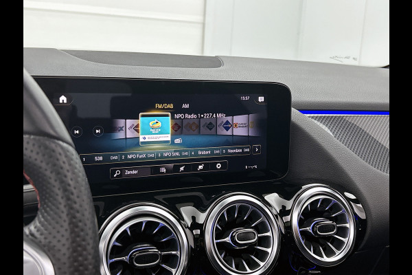 Mercedes-Benz B-Klasse 180 Business Solution AMG Panoramadak | Lichtmetalen velgen | MBUX  wide screen | navigatie | Parking support | Sfeerverlichting | Inclusief 24 maanden MB Certified garantie voor Europa.