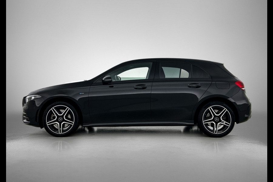Mercedes-Benz A-Klasse 250 e Business Solution AMG Limited 5 Spaaks lichten metalen | MBUX wide screen | Navigatie | Parking support met camera achter | Inclusief 24 maanden MB Certified garantie voor Europa.