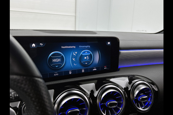 Mercedes-Benz A-Klasse 250 e Business Solution AMG Limited 5 Spaaks lichten metalen | MBUX wide screen | Navigatie | Parking support met camera achter | Inclusief 24 maanden MB Certified garantie voor Europa.