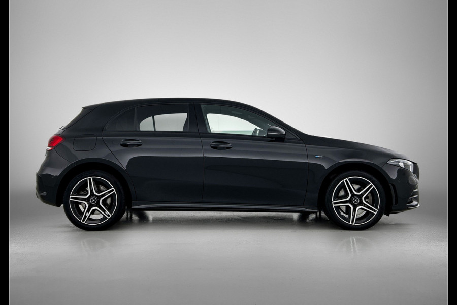 Mercedes-Benz A-Klasse 250 e Business Solution AMG Limited 5 Spaaks lichten metalen | MBUX wide screen | Navigatie | Parking support met camera achter | Inclusief 24 maanden MB Certified garantie voor Europa.